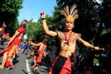 Anggota Keluarga Pelajar Mahasiswa Kalimantan Barat (KPMKB) Solo menampilkan tarian ritual suku Adat Dayak Kalimantan Barat (Kalbar) dengan diiringi alat musik Sape saat Hari Bebas Kendaraan Bermotor di Jalan Slamet Riyadi, Solo, Jawa Tengah,Minggu, (27/12). Kegiatan tersebut untuk mengenalkan budaya Kalimantan Barat di Kota Solo, sekaligus juga ingin agar para perantau dari Kalimantan Barat yang tergabung dalam KPMKB tidak melupakan budaya kampung halamannya. ANTARA FOTO/Maulana Surya/foc/15.