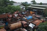 Tumpukan truk sampah yang tidak terpakai di halaman Suku Dinas Kebersihan Jakarta Selatan, Jakarta, Selasa (29/12). Bangkai truk sampah tersebut menunggu giliran untuk dihancurkan, sementara itu truk sampah yang masih bisa beroperasi masih kekurangan lahan parkir atau tempat 