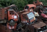 Tumpukan truk sampah yang tidak terpakai di halaman Suku Dinas Kebersihan Jakarta Selatan, Jakarta, Selasa (29/12). Bangkai truk sampah tersebut menunggu giliran untuk dihancurkan, sementara itu truk sampah yang masih bisa beroperasi masih kekurangan lahan parkir atau tempat 