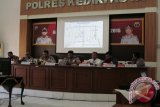 Kediri (Antara Jatim) - Jajaran pejabat Polres Kediri Kota, saat menggelar rilis catatan kriminal akhir tahun di markas Polres Kediri Kota, Jawa Timur, Kamis (31/12). Kasus kriminal yang terdata selama 2015 mencapai 729 kasus, dimana yang bisa diselesaikan mencapai 149. Tunggakan kasus 2015 itu nantinya menjadi prioritas penyelesian di 2016. Antara Jatim/Foto/Asmaul Chusna 