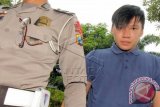 Polisi menggelandang tersangka kasus kecelakaan Lamborghini, Wiyang Lautner (24), untuk pengambilan sidik jari sebelum dilakukan penahanan di Mapolrestabes Surabaya, Jawa Timur, Sabtu (5/12). Wiyang akhirnya ditahan setelah dinyatakan sehat oleh tim dokter RS Bhayangkara Polda Jatim. ANTARA FOTO/Didik Suhartono/WDY/15.
