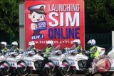 Sejumlah petugas kepolisian melakukan atraksi berkendara motor saat peresmian pembuatan Surat Izin Mengemudi (SIM) online di Senayan, Jakarta, Minggu (6/12). Layanan SIM online ini bertujuan untuk memudahkan masyarakat memperpanjang masa berlaku SIM. ANTARA FOTO/Rivan Awal Lingga/wdy/15
