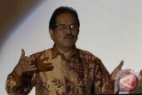 Menteri Perindustrian Saleh Husin, Staf Khusus Presiden bidang Komunikasi Johan Budi dan Muhammad Kusrin perakit televisi dari Karanganyar memberikan keterangan kepada media usai pertemuan dengan Pres