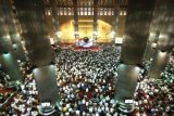 Umat Islam berselawat pada acara Tabligh Akbar di Masjid Istiqlal, Jakarta, Sabtu (2/1). Tabligh Akbar yang bertemakan 'Negeriku Berselawat' ini bertujuan mengajak umat Muslim untuk selalu berselawat dan bercermin kepada sifat Nabi Muhammad SAW. ANTARA FOTO/Rivan Awal Lingga/pd/16