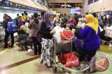Sejumlah penumpang memadati loket check in Terminal 1 keberangkatan Bandara Internasional Juanda Surabaya, di Sidoarjo, Jawa Timur, Minggu (3/1). Menurut data dari PT Angkasa Pura I, tercatat sekitar lebih dari 61.000 penumpang yang berangkat dan tiba saat puncak arus balik libur tahun baru dari Bandara Internasional Juanda. Antara Jatim/M Risyal Hidayat/zk/16
