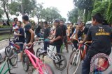 Komunitas BMX Angkatan Angkatan Sepeda Community (ASC) Banjarmasin berkumpul di RTH Jalan Sudirman, Banjarmasin, Minggu(3/1). Menurut Ketua ASC jumlah anggota mereka kini sudah mencapai 250 orang yang ada di Kota Seribu Sungai tersebut.(Foto Antaranews Kalsel/Asmuni/e)