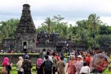 Sejumlah pengunjung beraktivitas di Kompleks Candi Penataran, Blitar, Jawa Timur, Minggu (3/1). Kawasan Candi Penataran menjadi salah satu tujuan wisata di Kabupaten Blitar yang banyak dikunjungi wisatawan baik dari daerah sekitar Blitar, maupun dari mancanegara saat musim liburan. Antara Jatim/Irfan Anshori/zk/16