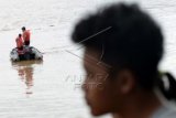 Dua petugas Ditpolair Polda Jambi memandu rekannya yang melakukan penyelaman untuk mencari korban kapal tenggelam di Sungai Batanghari, Kumpeh, Muarojambi, Jambi, Senin (4/1). Basarnas setempat menyebutkan, sebanyak 23 penumpang kapal tug boat yang merupakan pekerja salah satu perusahaan di daerah itu dilaporkan tenggelam dan tiga di antaranya dinyatakan hilang setelah kapal yang mereka tumpangi terbalik. ANTARA FOTO/Wahdi Septiawan/foc/16.