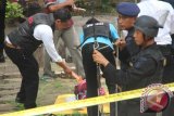 Petugas melakukan evakuasi tas diduga berisi bahan peledak di halaman depan rumah aspirasi anggota DPR RI, Arteria Dahlan di Tulungagung, Jawa Timur, Senin (4/1). Tim J-Bom Brimob Polda Jatim terpaksa meledakkan dua benda mencurigakan berupa tas sekolah ditemukan pekerja tergeletak di area taman rumah aspirasi tersebut karena dicurigai berisi rangkaian bom rakitan. Antara Jatim/Foto/Destyan Sujarwoko/16