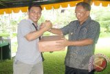 Wakil Wali Kota Bogor Usmar Hariman (kanan) menyerahkan hadiah kepada juara lomba memancing ikan di Kolam pemancingan Kompleks Bendung Katulampa, pada Silaturahim mengakhiri tahun 2015 dan menyambut tahun 2016 bersama para Pejabat dan Wartawan Kota Bogor, Jawa Barat. (ANTARA FOTO/M.Tohamaksun).