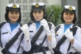 Anggota Korps Wanita Angkatan Laut (Kowal) bersiap mengikuti upacara peringatan HUT ke-53 Kowal di Markas Kolinlamil, Jakarta, Selasa (5/1). Upacara HUT ke-53 Kowal diselenggarakan dalam rangka mengenang kembali sejarah kelahiran Kowal pada 5 Januari 1963 serta menumbuhkan kembali semangat juang dan patriotisme untuk meningkatkan profesionalitas, kompetensi, dan etos kerja Kowal. ANTARA FOTO/Wahyu Putro A/kye/16