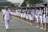 KSAL Laksamana TNI Ade Supandi memeriksa pasukan ketika menjadi Inspektur Upacara Peringatan HUT ke-53 Kowal di Markas Kolinlamil, Jakarta, Selasa (5/1). Upacara HUT ke-53 Kowal diselenggarakan dalam rangka mengenang kembali sejarah kelahiran Kowal pada 5 Januari 1963 serta menumbuhkan kembali semangat juang dan patriotisme untuk meningkatkan profesionalitas, kompetensi, dan etos kerja Kowal. ANTARA FOTO/Wahyu Putro A/kye/16