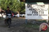 Warga melintas di area larangan mengunjungi pantai di Desa Ketapang Mameh, Kecamatan Idi Rayeuk, Aceh Timur, Aceh, Senin (4/1). Pasca pembubaran paksa wisatawan oleh Front Pembela Islam (FPI) yang berkunjung ke Pantai pada Minggu (3/1), kini pantai sepi sehingga warga mengeluhkan hal tersebut. ANTARA FOTOS/Syifa Yulinnas/ama/16.