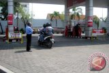 Seorang petugas SPBU menyampaikan kepada pengendara sepeda motor kalau stok BBM jenis premium, pertalite, dan pertamax habis di SPBU Jalan Ahmad Yani Jember, Selasa (6/1). Permintaan BBM di SPBU setempat meningkat tajam seiring dengan kebijakan pemerintah yang menurunkan harga BBM sejak 5 Januari 2016. Antarajatim/Zumrotun Solichah/15