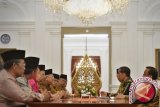 Presiden Joko Widodo (kedua kanan) didampingi Mensesneg Pratikno (kanan), berdialog dengan Ketua Umum Majelis Ulama Indonesia (MUI) Ma\'ruf Amin (kelima kiri) di Istana Merdeka, Jakarta, Selasa (5/1). MUI menyampaikan masukan kepada presiden agar Indonesia berperan dalam perdamaian konflik Arab Saudi - Iran, penerbitan larangan bagi tayangan televisi yang tidak mendidik dan berisi pornografi, memperkuat toleransi antar-umat beragama, serta upaya deradikalisasi ekstrimisme. 