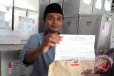 Komisioner KPU Sumenep, Rahbini di gudang KPU setempat, Rabu (6/1), menunjukkan dokumen yang diambilnya dari kotak suara untuk barang bukti dalam sidang perselisihan hasil pilkada di Mahkamah Konstitusi (MK). KPU Sumenep membuka ratusan kotak suara untuk mengambil dokumen penghitungan perolehan suara pilkada yang nantinya akan dijadikan barang bukti dalam sidang di MK. Antara Jatim/Foto/Slamet Hidayat/16