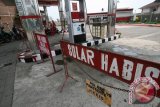  Warga mengantre membeli Pertamax di salah satu SPBU yang mengalami kehabisan stok Premium, Solar, dan Pertalite di Paron, Kabupaten Kediri, Jawa Timur, Kamis (7/1). Menurut Himpunan Wiraswasta Minyak dan Gas Bumi (Hiswana Migas) kelangkaan Bahan Bakar Minyak (BBM) di area Karesidenan Kediri (Kediri, Nganjuk, Blitar, Tulungagung, Trenggalek) disebabkan keengganan pengusaha SPBU menebus BBM dari pertamina menjelang kenaikan harga dan kini untuk memulihkannya perlu waktu karena terbatanya armada angkut. Antara Jatim/Prasetia Fauzani/16