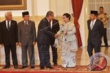 Wapres Jusuf Kalla (kanan) bersama Presiden ke-5 Megawati Soekarnoputri (kedua kanan) menghadiri pelantikan Kepala Lembaga Sandi Negara (Lemsaneg) Djoko Setiadi untuk masa jabatan 2016-2021 di Istana Negara, Jakarta, Jumat (8/1). Mulai 2016 fungsi dan kewenangan Lembaga Sandi Negara (Lemsaneg) dikembalikan seperti saat pembentukan pada masa Presiden Soekarno yaitu bertanggung jawab langsung kepada Presiden. ANTARA FOTO/Yudhi Mahatma/wdy/16