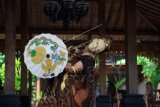 Penari Bambang Besur Suryono mementaskan Tari Payung di Pendapa Omah Sinten, Solo, Jawa Tengah, Kamis, (7/1). Pentas Tari Payung digelar sebagai persiapan Festival Payung Indonesia yang akan turut berpartisipasi dalam acara Bo Sang Umberella Festival di Thailand pada Jumat (15/1) hingga Minggu (17/1). ANTARA FOTO/Maulana Surya/aww/16.