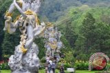 Pengunjung menikmati panorama Kebun Raya Eka Karya, Bedugul, Tabanan, Bali, Sabtu (9/1). Kebun raya seluas 157,7 hektare yang memilki lebih dari 2.100 jenis dan 18.000 spesimen tumbuhan dari pegunungan kawasan Indonesia Timur tersebut merupakan obyek wisata andalan di Kabupaten Tabanan, Bali, selain Tanah Lot dan Danau Beratan. ANTARA FOTO/Fikri Yusuf/wdy/16