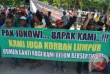 Warga korban lumpur Lapindo yang memiliki kesepakatan ganti rugi rumah (resettlement) berunjuk rasa di depan kantor Manajemen Mutiara Masyur Sejahtera (MMS), Sidoarjo, Jawa Timur, Senin (11/1). Mereka menuntut janji pengembang yang belum menyerahkan sertifikat kepada para penghuni rumah di perumahan Kahuripan Nirwana Village (KNV). ANTARA FOTO/Umarul Faruq/wdy/16