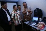 Direktur Utama Philips Indonesia Suryo Suwignjo (kanan) menjelaskan alat pendeteksi kehamilan mobile berbasis ponsel pintar kepada Pejabat Bupati Sijunjung Mudrika (kedua kiri) didampingi Manager Business Innovation PT Telkom Yoppie Caprilauda (kiri), Kepala Dinas Kesehatan Kabupaten Sijungjung Edwin Suprayogi (kedua kanan) saat peluncuran Mobile Obstetrical Monitoring Solution (MOMS) di Jakarta, Senin (11/1). Layanan telehealth Moms merupakan alat pencatatan kehamilan pertama di Indonesia dengan solusi aplikasi mobile ponsel yang didesain untuk mengidentifikasi komplikasi kehamilan secara cepat bagi masyarakat terpencil dengan tujuan untuk menggurangi angka kematian bayi dan ibu. ANTARA FOTO/Teresia May/wdy/16.