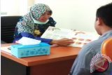 Seorang pasien melakukan konsultasi dengan Tim Kesehatan Rumah Sehat BAZNAS-TIMAH 