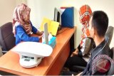 Salah seorang petugas kesehatan Rumah Sehat BAZNAS-TIMAH memberikan arahan kepada Pasangan Usia Subur (PUS). Foto Antara/Aprionis.