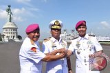 Panglima Komando Armada RI Kawasan Timur (Pangarmatim) Laksamana Muda TNI Darwanto  (tengah) melakukan salam Komando dengan Komandan Lantamal X Jayapura yang baru Kolonel (Mar) Suhartono (kanan) dan pejabat lama Brigjen TNI (Mar) F. Saud Tambatua (kiri) usai serah terima jabatan tiga Danlantamal di Dermaga Madura Mako Koarmatim Ujung, Surabaya, Jawa Timur, Selasa (12/1). Tiga pejabat Lantamal di bawah jajaran Koarmatim yang dilantik adalah Danlantamal VI Makassar Kolonel Laut (P) Yusup menggantikan Laksamana Pertama TNI R. Edi Surjanto, Danlantamal X Jayapura Laksamana Pertama TNI Heru Kusmanto menggantikan Brigjen TNI (Mar) Leonard Wiliam Supit, dan Danlantamal XI Merauke Kolonel (Mar) Suhartono menggantikan Brigjen TNI (Mar) F. Saud Tambatua. ANTARA FOTO/M Risyal Hidayat/16