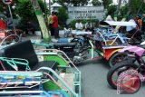 Pengemudi becak motor (bentor) dan becak diesel menggelar unjuk rasa di depan kantor DPRD Jombang, Jawa Timur, Senin (11/1). Mereka menuntut wakil rakyat segera membuat aturan untuk melegalkan pengoperasian bentor serta menolak rencana penertiban bentor oleh Polisi yang  beroperasi di Jombang. Antara Jatim/Syaiful Arif/zk/16