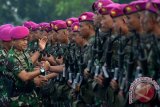 Komandan Pasmar-1 Brigadir Jenderal TNI (Mar) Lukman (kiri) memberi ucapan selamat datang kepada prajurit Satuan Tugas Marinir Ambalat XIX yang tiba di Bhumi Marinir Gedangan, Sidoarjo, Jawa Timur, Senin (11/1). Sebanyak 130 prajurit dari Satgas Marinir Ambalat XIX dibawah pimpinan Kapten Marinir Iskandar Muda Tanjung,  akan digantikan oleh Satgas Marinir Ambalat XX dibawah pimpinan Kapten Marinir Deny Afrianto. Antara Jatim/Umarul Faruq/zk/16