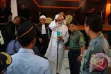 Terpidana Abu Bakar Ba'asyir (tengah) meninggalkan ruang pengadilan usai menjalani sidang peninjauan kembali di Pengadilan Negeri Cilacap, Jateng, Selasa (12/1). Sidang tersebut mendengarkan pembacaan memori peninjauan kembali oleh tim pengacara dan Abu Bakar Ba'asyir, dan akan dilanjutkan dua pekan lagi dengan agenda keterangan saksi dan tanggapan jaksa. ANTARA FOTO/Idhad Zakaria/wdy/16.