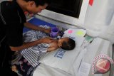 M Fadil (4) pasien demam berdarah dengue (DBD) menjalani perawatan di ruang Seruni RSUD Jombang, Jawa Timur, Selasa (12/1). Berdasarkan data Dinas Kesehatan (Dinkes) Kabupaten Jombang, sejak sebulan terakhir pasien penderita Demam Berdarah Dengue (DBD) telah mencapai 20 kasus, satu orang diantaranya meninggal dunia. Antara Jatim/Syaiful Arif/zk/16