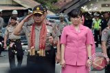 Kapolda Jambi yang baru dilantik Brigjen Pol Musyafak (kiri) bersama istri (kanan) disambut prosesi pedang pora setibanya di halaman Mapolda Jambi, Rabu (13/1). Brigjen Pol Musyafak yang sebelumnya menjabat Wakapolda Jawa Tengah menggantikan Brigjen Pol Lutfi Lubihanto yang dipromosikan menjadi Wakabaintelkam Mabes Polri. (ANTARA JAMBI/Wahdi Septiawan/16)