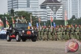 Panglima TNI Jenderal TNI Gatot Nurmantyo memeriksa pasukan upacara pembukaan gelar Operasi Penegakan Ketertiban dan Yustisi POM TNI di silang Monas, Jakarta, Kamis (14/). Operasi penegakan ketertiban tersebut bertujuan meningkatkan disiplin tata tertib serta kepatuhan hukum bagi prajurit TNI dan memwujudkan prajurit TNI yang bebas dari narkoba. ANTARA FOTO/M Agung Rajasa/wdy/16.