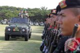 Panglima Kodam Iskandar Muda, Mayjen TNI Agus Kriswanto, menaiki kendaraan  memeriksa pasukan saat apel bersama Operasi Gaktib dan Yustisi di Banda Aceh, Kamis (14/1). Operasi Penagakan dan Ketertiban, Yustisi tersebut, bertujuan meningkatkan disiplin, loyalitas dan moralitas TNI yang profesional dan dicintai rakyat. ACEH.ANTARANEWS.COM/Ampelsa/16