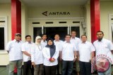 Pemateri dan para Peserta --Pelatihan Penguatan Kapasitas Jurnalis dan Wacana Jurnalisme Positif-- di Kantor LKBN Antara Biro Penyangga Jakarta (BPJ) di Bogor, Jawa Barat-2015 sedang foto bersama. (ANTARA FOTO/Arif Firmansyah/Dok). 