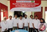 Para Peserta -Pelatihan Penguatan Kapasitas Jurnalis dan Wacana Jurnalisme Positif-- di Kantor LKBN Antara Biro Penyangga Jakarta (BPJ) di Bogor, Jawa Barat-2015 sedang foto bersama. (ANTARA FOTO/Arif Firmansah/Dok).