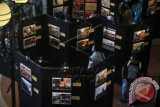 Sejumlah pengunjung melihat foto dalam pameran foto jurnalistik Bogor Dalam Bingkai di Mall Botani Square, Kota Bogor, Jawa Barat, Sabtu (9/1). Sebanyak 88 foto jurnalistik yang merekam berbagai peristiwa tentang Bogor selama tahun 2015 dari berbagai sudut pandang ini merupakan hasil karya 16 Pewarta Foto Indonesia (PFI) Bogor. (ANTARA FOTO/Arif Firmansyah).