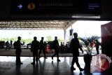 Sejumlah anggota Sat Brimob Polda Kalbar patroli di Bandara Supadio, Kabupaten Kubu Raya, Kalbar, Kamis (14/1). Satuan Brimob Polda Kalbar bersiaga penuh di Bandara Supadio guna mengamankan sekaligus melakukan penyisiran untuk mengantisipasi teror bom di ruang publik, menyusul pasca terjadinya ledakan bom di kawasan Thamrin Jakarta. ANTARA FOTO/Jessica Helena Wuysang/16
