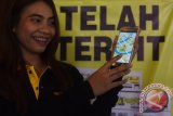 Seorang warga menunjukan aplikasi Yellow Pages Surabaya 2016 saat peluncurannya di Surabaya, Jawa Timur, Jumat (15/1). Pembaruan layanan Yellow Pages yang kini menyasar dunia digital tersebut menargetkan 100 ribu Usaha Kecil Menengah (UKM) masuk sebagai penggunanya. Antara Jatim/Zabur Karuru/15