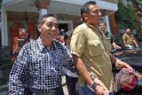 Mantan Ketua Dewan Pimpinan Wilayah Nusa Tenggara Barat Partai Nasional Demokrat (Nasdem) H Darmawan (kiri) digiring petugas sesuai menjalani pemeriksaan di Kejaksaan Tinggi Bali, Sabtu (16/1). H Darmawan yang menjadi terdakwa kasus pemalsuan dokumen tersebut ditangkap disebuah hotel di Pulau Dewata atas permintaan Kejaksaan Negeri Mataram. ANTARA FOTO/Wira Suryantala/wdy/16.
