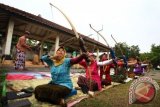 Peserta membidik sasaran saat lomba jemparingan atau panahan tradisional bergaya Mataram di Kestalan, Puro Pakualaman, Yogyakarta, Sabtu (16/1). Jemparingan yang diikuti oleh puluhan peserta itu guna memperingati hari lahir KGGPA Paku Alam X serta menjadi ajang silaturahmi para pecinta panahan tradisional. ANTARA FOTO/Andreas Fitri Atmoko/wdy/16.
