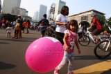 Seorang anak bermain saat kegiatan Car Free Day di Jalan M.H. Thamrin, Jakarta, Minggu (17/1). Pasca terjadinya ledakan bom di kawasan tersebut kegiatan Car Free Day tetap berlangsung. ANTARA FOTO/Rivan Awal Lingga/pd/16