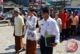 Sejumlah pasangan pengantin berjalan sebelum mengikuti perkawinan massal non muslim di Kantor Dinas Kependudukan dan Pencatatan Sipil (Dispendukcapil) di Jember, Jawa Timur, Selasa (19/1). Sebanyak 17 pasangan pengantin non muslim berbagai agama mengikuti perkawinan massal, yaitu dari agama Katolik 14 pasang, agama Kristen 1 pasang dan agama Hindu 2 pasang. ANTARA FOTO/Seno/wdy/16.