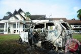 Sebuah mobil milik warga eks Gafatar dalam kondisi bekas terbakar di halaman Kantor Bupati Mempawah, Kalbar, Selasa (19/1). Mobil milik warga eks Gafatar yang sedang mengikuti perundingan dengan pejabat Muspida di Kantor Bupati tersebut, dibakar massa yang berunjukrasa menolak keberadaan kelompok eks Gafatar yang bermukim di daerah setempat, pada Senin (18/1) malam. ANTARA FOTO/Jessica Helena Wuysang/wdy/16