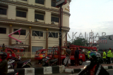 Beberapa mobil pemadam kebakaran dari berbagai Yayasan Pemadam Kebakaran (YPK) Pontianak masih berada di sepanjang Jalan Pahlawan Pontianak, pasca kebakaran di Hotel Garuda pada Selasa (19/01). (Foto Antara Kalbar / Andilala)