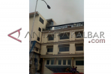 Asap putih masih keluar dari bagian atas gedung Hotel Garuda Pontianak, sekitar pukul 06.00 WIB, Selasa pagi. (foto Antara Kalbar/Andilala)
