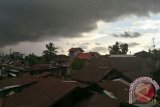 Banjarmasin - Awan Tebal berwarna hitam beberapa hari terakhir menyelimuti di atas permukaan Kota Banjarmasin dan sekitar pada sore hari, tidak lama turun hujan lebat disertai angin dan kilatan petir. Foto ANTARA/A.Hakim.M