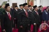 Ketua Komite Ekonomi dan Industri Nasional (KEIN) Soetrisno Bachir (kiri) dan Wakil Ketua KEIN Arif Budimanta (kedua kiri) beserta anggota KEIN lainnya mengucapkan sumpah jabatan yang dipimpin oleh Presiden Joko Widodo pada acara pelantikan di Istana Negara, Jakarta, Rabu (20/1). Presiden Joko Widodo juga melantik Kepala Badan Restorasi Gambut (BRG) Nazir Foead. ANTARA FOTO/Widodo S. Jusuf/wdy/16.